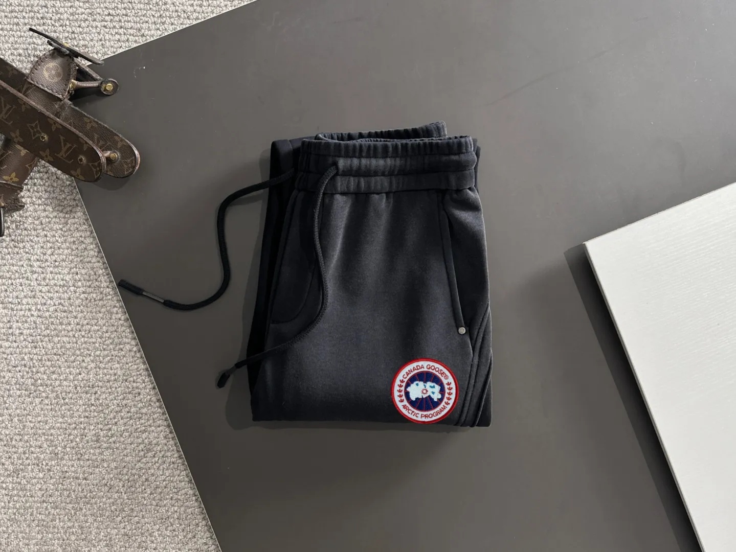 Next day shipment P360 Big Goose 2025 new winter elastic band casual pants, thick velvet counter-customized fabric, high breathability and comfort, impeccable details, brand element design concept, reflecting high quality. It feels delicate and soft! It presents a casual cut and the upper body shape is great! Size: M-3XL